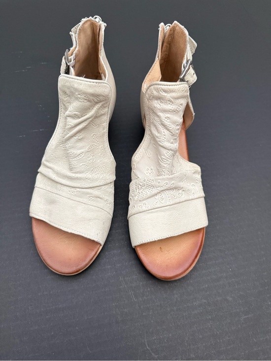 Miz Mooz Shoes - Miz Mooz Cream Leather Open-Toe Sandals Size 41 or 10